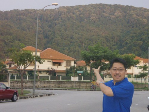 Penang Feng Shui - Dragon Vein Master Soon 槟城孙锦皇指出槟城其一龙脉 Penang Feng Shui - Dragon Vein Master Soon 槟城孙锦皇指出槟城其一龙脉 The dragon vein runs at the back of the residential area.龙脉在屋区后边盘绕而过 NOT every housing estate has this. It is very precious. 稀有而宝贵的峦头风水