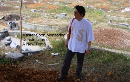 Master Soon monitoring New Tomb Construction 孙锦皇监督再造阴宅风水 Master Soon monitoring New Tomb Construction. Watch out for Master Soon's Tomb Feng Shui Analysis & Courses 孙锦皇监督再造阴宅风水 留意!孙锦皇 阴宅风水精华剖析