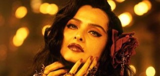 Rekha - Womanly Outlook tro Xun Trigram -Master Soon Triggering Moist Lip Would Activate Erotic Seductiveness Charm, Releasing the hidden tempting power of a woman 蠕动下颚方之美唇 使女人散发风韵骚情 Master Soon