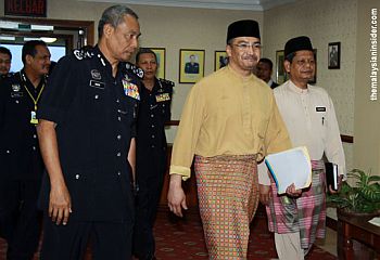 Malaysia Home Minister Hisham (Brown Shirt) and IGP Musa (left) Malaysia Home Minister Hisham (Brown Shirt) and IGP Musa (left)