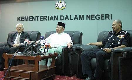 Malaysia Home Minister Hishammudin Malaysia Home Minister Hishammudin (Middle) and IGP Musai (Right)