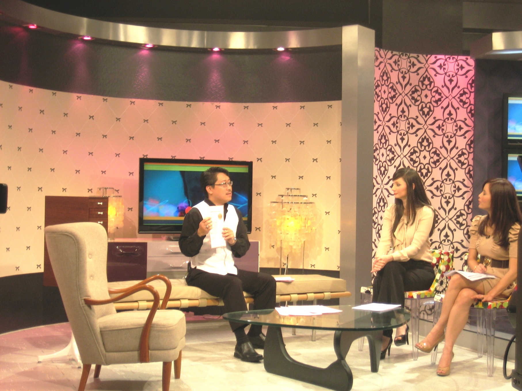Master Soon in Bella 1 Master Soon Showed Shasa Saidin and Daphne Iking With A Diagram About How to Increase Career Woman Finance's Strength.