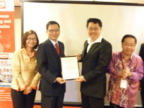 Master Soon.Receiving Token From The Sponsor Red Tone at Sunway Hotel 2011