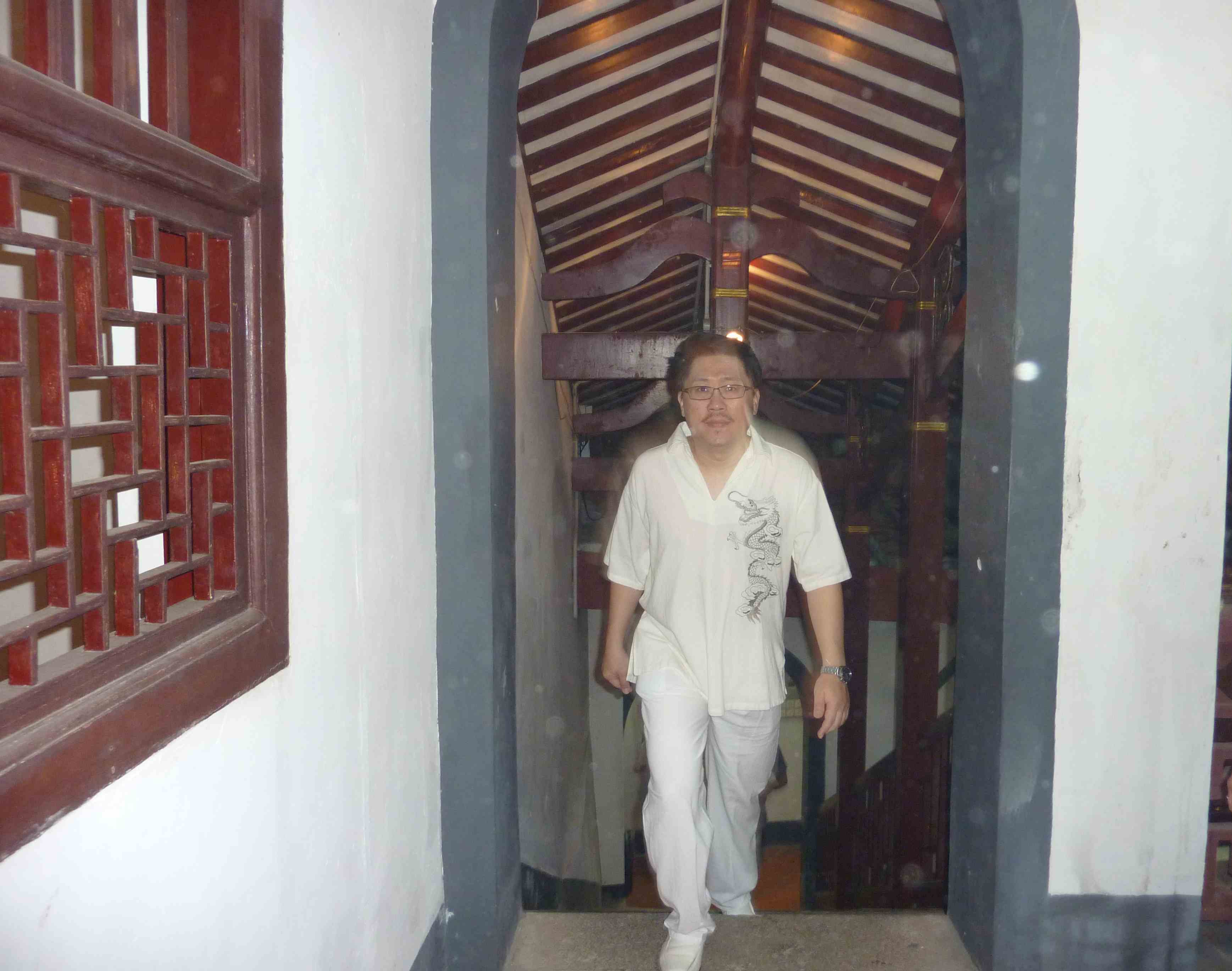 Firmly, Steady, Slowly But Surely and Confidently, Master Soon Walked Up to Heavenly God Temple at Penang Hill at 1am on 10 Feb 2011.为孙老师二零一一年所有风水顾客荣华富贵造福.... 