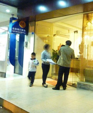 Xuan Kong Flying Star Tilted The Door Obviously, the door was tilted. However, Door Tilting Did NOT bring any positive result to the business. One more real case study for Xuan Kong Fei Xing method's FAILURE. 很明显的,大门正向已经勉强被扭曲。我们被告知开业时,此作法是玄空飞星+大卦的要求.(有图为证)然而,却让该店生意一落千丈.请读者三思........