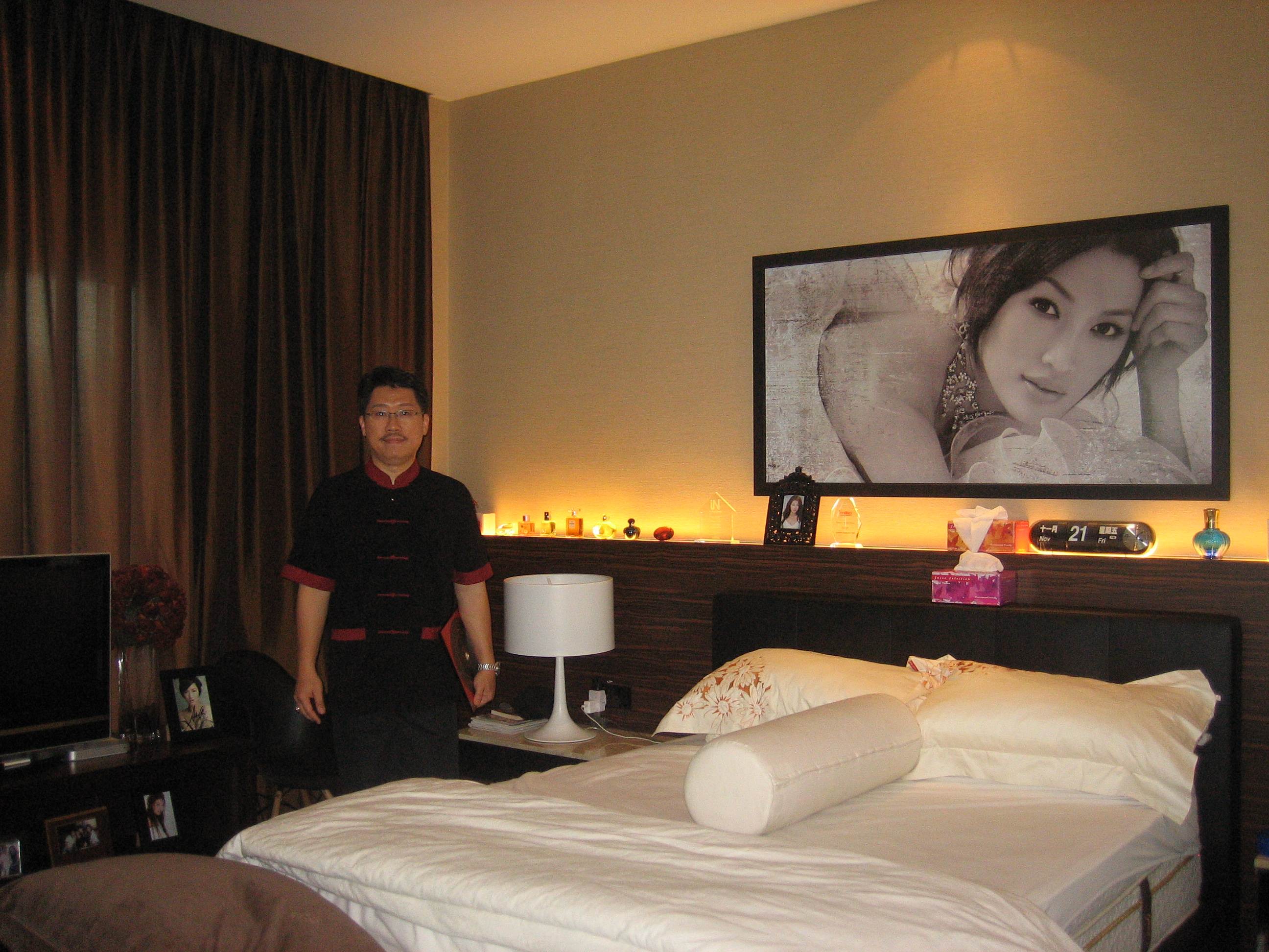 Master Soon with Amber Chia Amber Chia's Sleeping Room.... He wanted to get married.... requesting me about love feng shui.......It was back to year 2008. Amber Chia Got Married in year 2010 and became mother to her baby in 2011