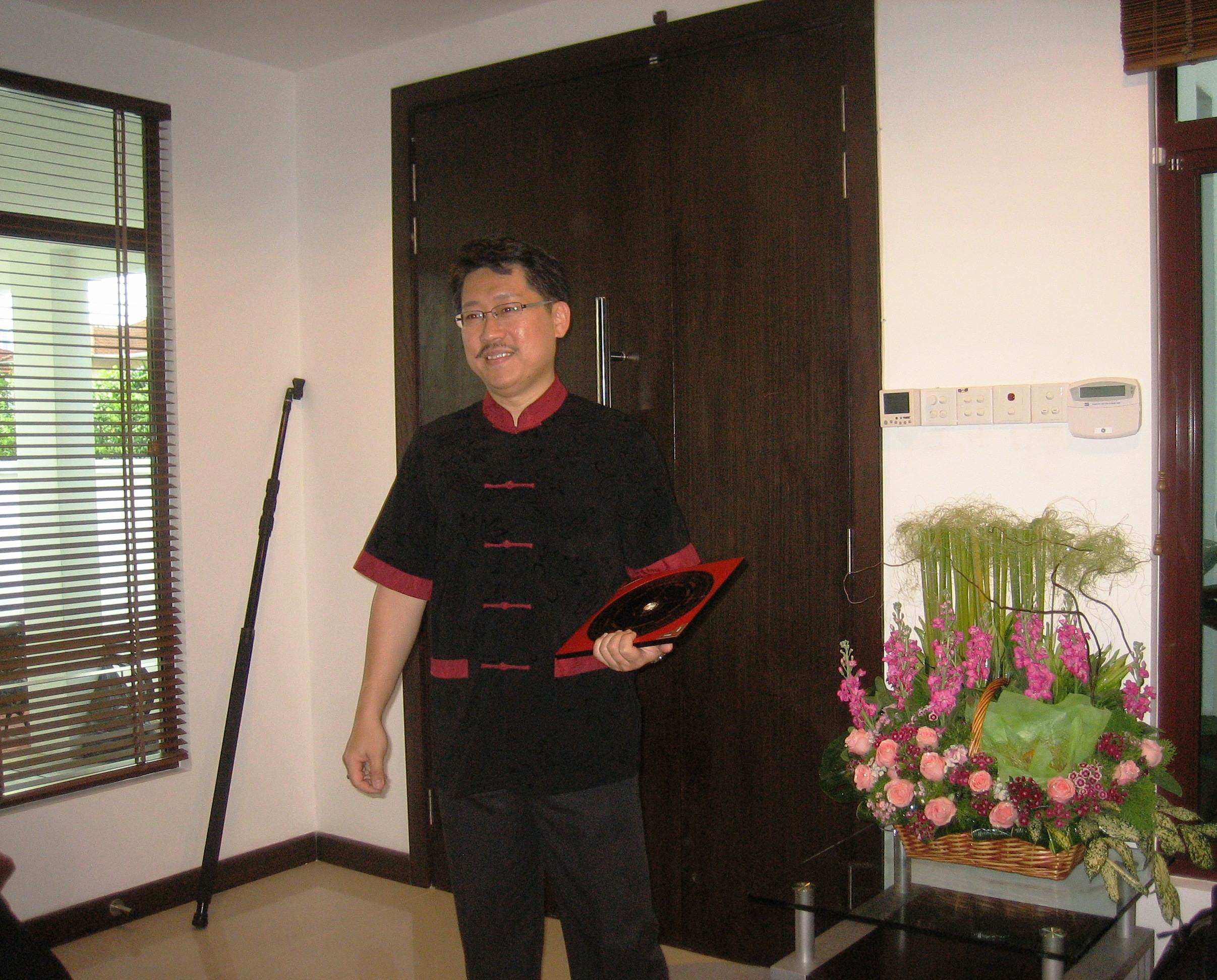 Master Soon and Amber Chia Prior to my feng shui audit, there 2 feng shui practitioners had given Amber Chia 2 kinds of Ideas and Opinions. Now I need to explain DOs and DONs to her.