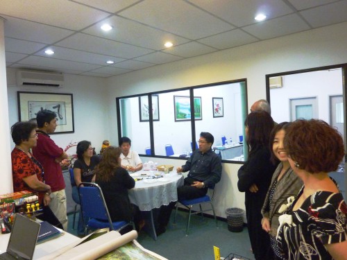 Light Discussion During Afternoon Break At Yijing Intentive Course on 02 April 2011 Light Discussion During Afternoon Break At Yijing Intentive Course on 02 April 2011.于下午茶点时分, 与学员进行轻松的学术交谈。