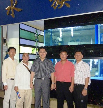 In year 2011,The Rising Arowana King from Malaysia, Mr Neoh (in Pink) has expended his Arowana Business from Malaysia to Guangzhou, Shanghai and Beijing, after completing Feng Shui course from me in 2009. Our team also pay his Guangzhou retail shop a visit in Oct 2011.