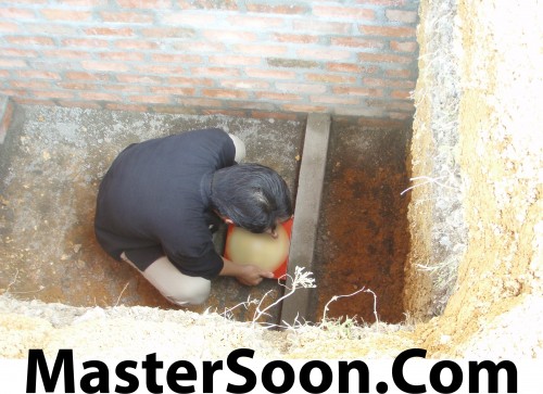 Master Soon with Tomb 孙老师勘察阴宅 Master Soon with Tomb. There is external alignment & internal alignment 孙锦皇勘察阴宅。鉴定内外分金