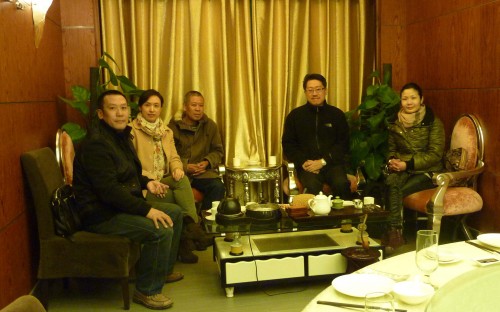 Master Soon in China Feb2012d We are served with light dishes before proceed to formal meal of dinner. This is a disucssion corner within the individual dinning room. All business talk starts from this waiting corner (within the exclusive dinning room)